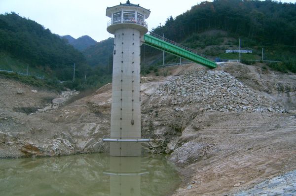 취수탑설치전경